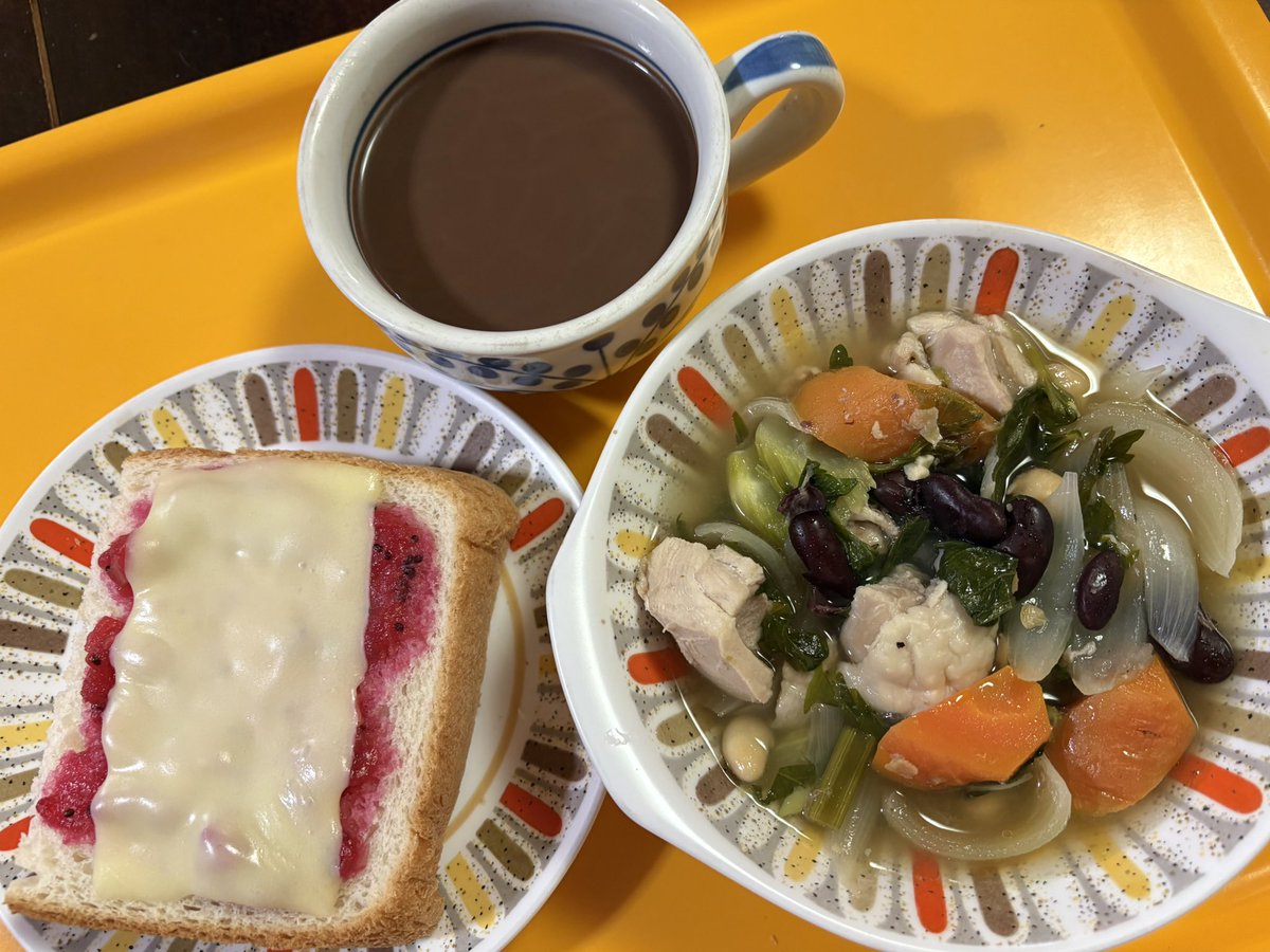 nankin007's tweet photo. 2025/05/01(木)
① #朝食
　#定番 #朝スープ
　#鶏もも肉
　#玉葱 #人参 #セロリ
　#チーズトースト
　#レッドキーウイジャム
　#ココア
② #昼食
　#酢鯖 #しじみわかめスープ
④ #夕食
　#豚肉の生姜焼き #ズッキーニ
　　#ミニトマト #セロリの新芽
　白菜の浅漬け 味噌汁 ごはん もみ海苔 https://t.co/FpxZ2mqFkd