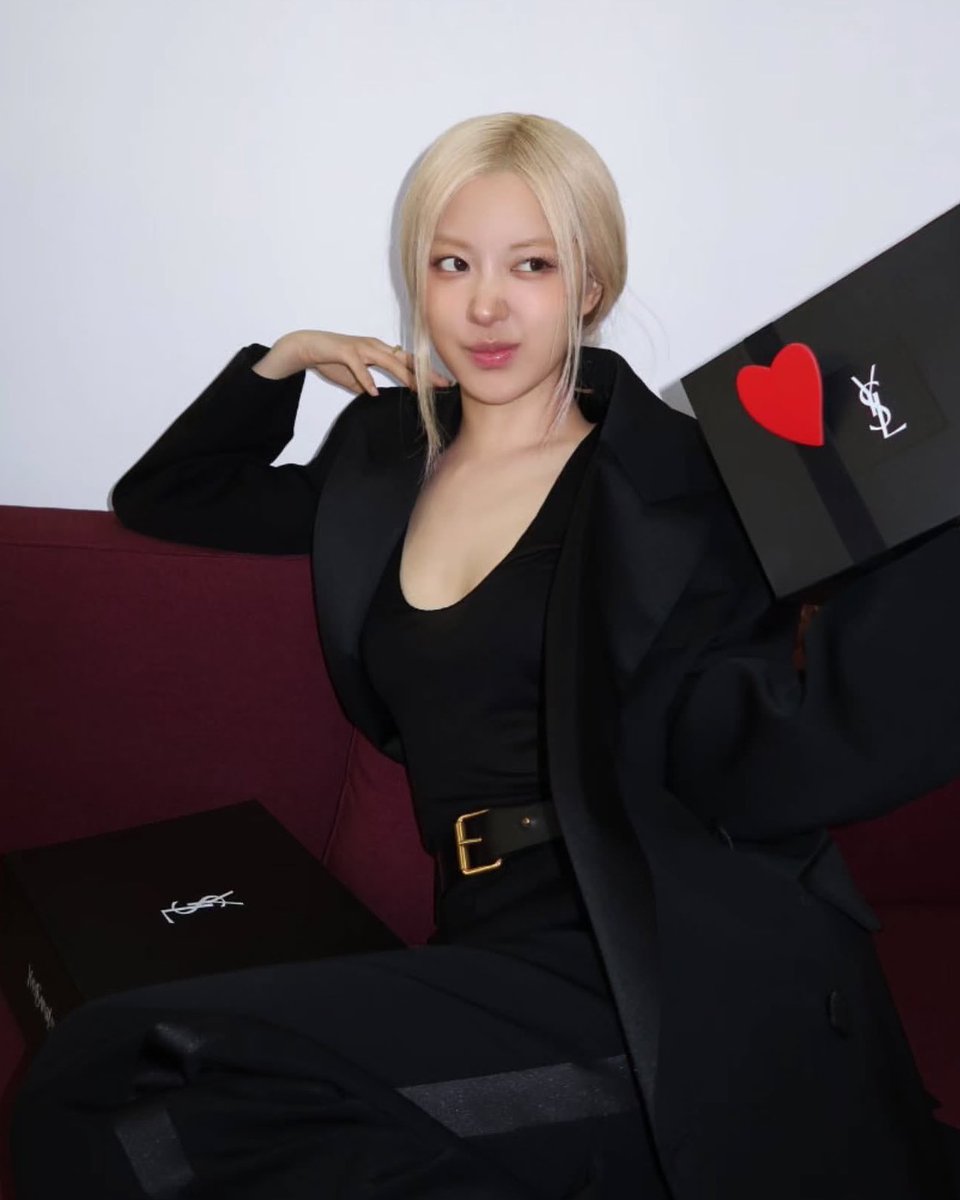 roseannepics's tweet photo. ROSÉ FOR YSL BEAUTY https://t.co/xZIm3d3UmM