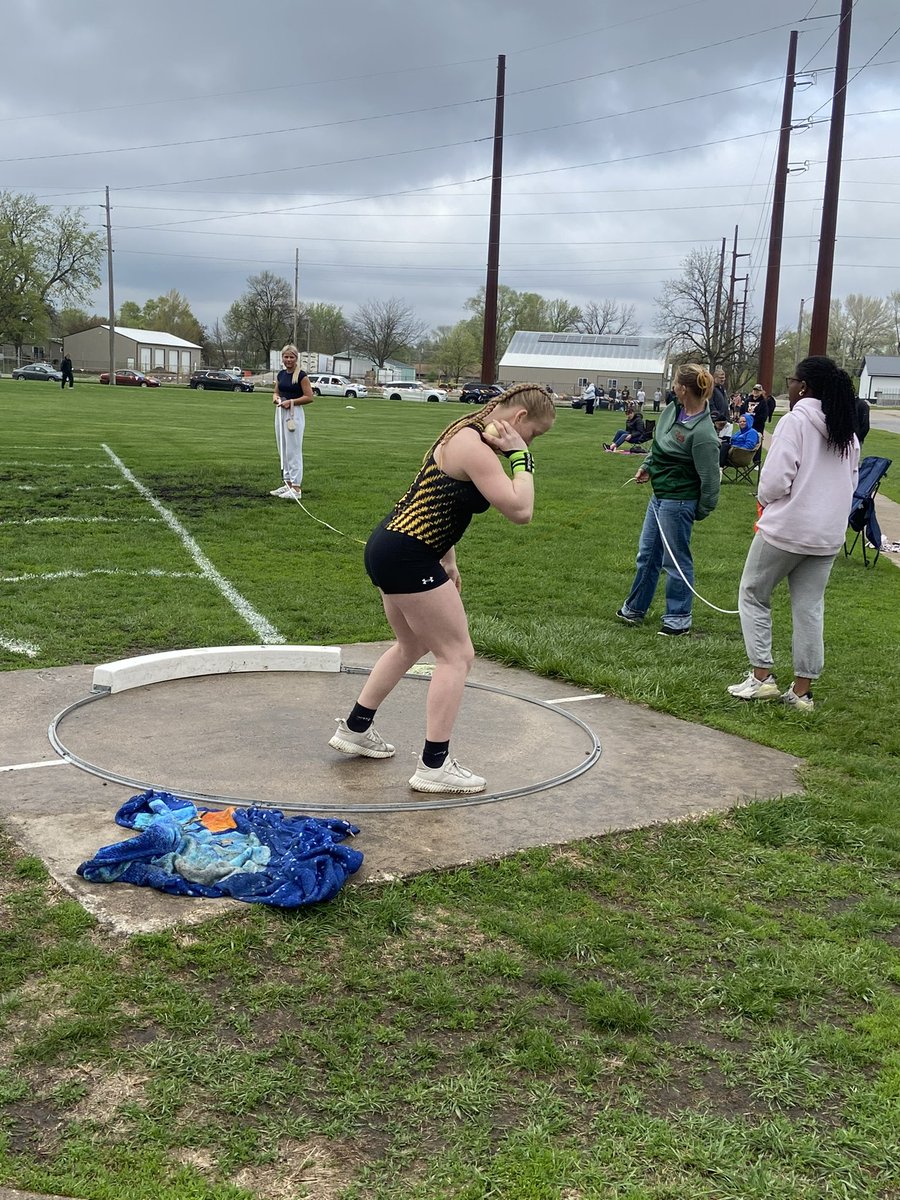 SaydelGTrack's tweet photo. Colbie Tenborg throwing shot put at Boone!! 👏🏻👏🏻 https://t.co/Ev8bEmenur