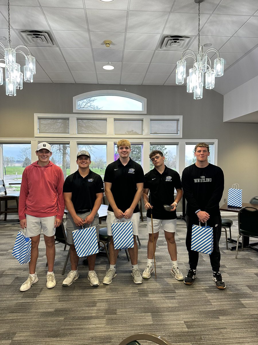 Senior Night for our 5 Senior Boys!
⭐️Carson Costello
⭐️Lewis Textor
⭐️Cal Halverson
⭐️Karsen Kannegieter
⭐️Jack Severson