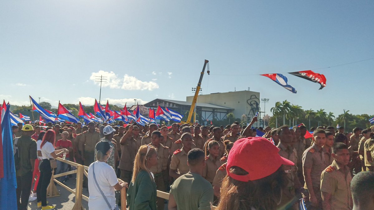 mambisa25's tweet photo. Más de 300 mil Santiagueros desfilaron hoy en la Plaza Antonio Maceo de #SantiagoDeCuba , bajo la emoción que provoca ese mar de pueblo subiendo por las avenidas de los desfiles y la Central , es una sensación profunda #QuéClaseDePueblo. 
#PorCubaJuntosCreamos https://t.co/XNIvuVjxKC