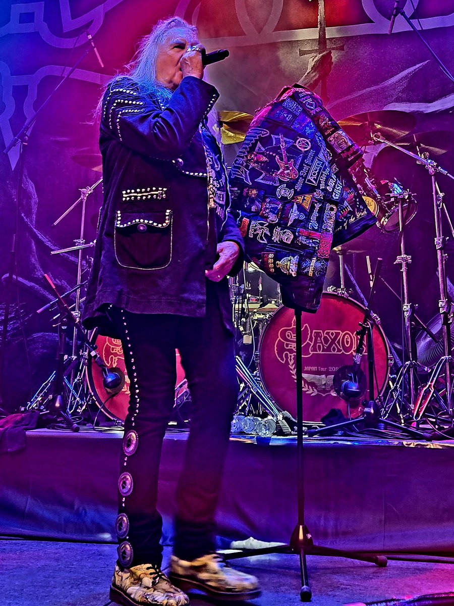 uno19711021's tweet photo. @Tygers_OP この演出、感激しました。愚生が夜なべして縫い付けたバトルジャケットがビフと一緒にステージに上がる日が来るなんて…♥ https://t.co/XCFcnwQR1C