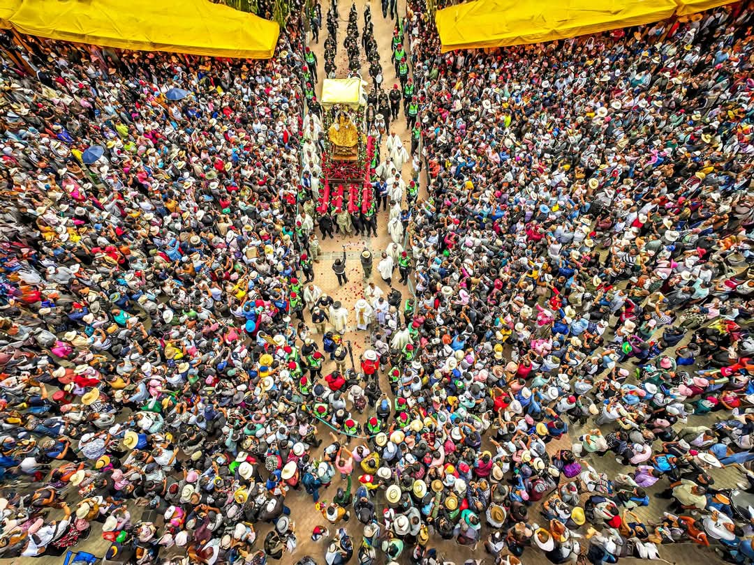 ArequipaPlay's tweet photo. Así se vivió hoy primero de mayo la Festividad de la Virgen de Chapi en el distrito de Polobaya. Más de 200 mil feligreses llegaron al santuario para mostrar su fe y devoción a la mamita.
📸 Diego Ramos Lupo
.
.
.
#arequipa #virgendechapi #arequipaplay #chapi #polobaya https://t.co/Le9vVxy2z4
