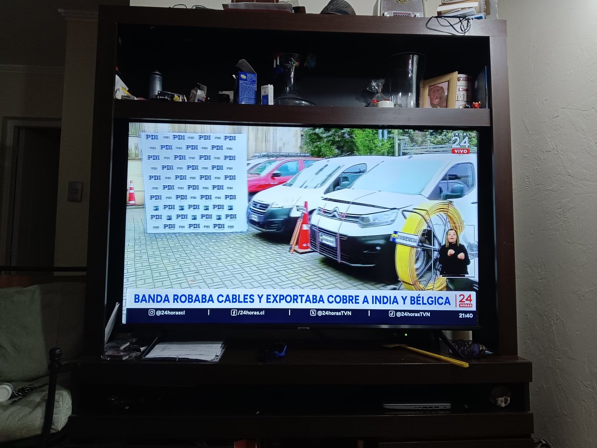 Ya que @tvn no lo dijo,.se los digo yo: el jefe de esa banda de delincuentes pertenece al partido Republicano, el de #Kast