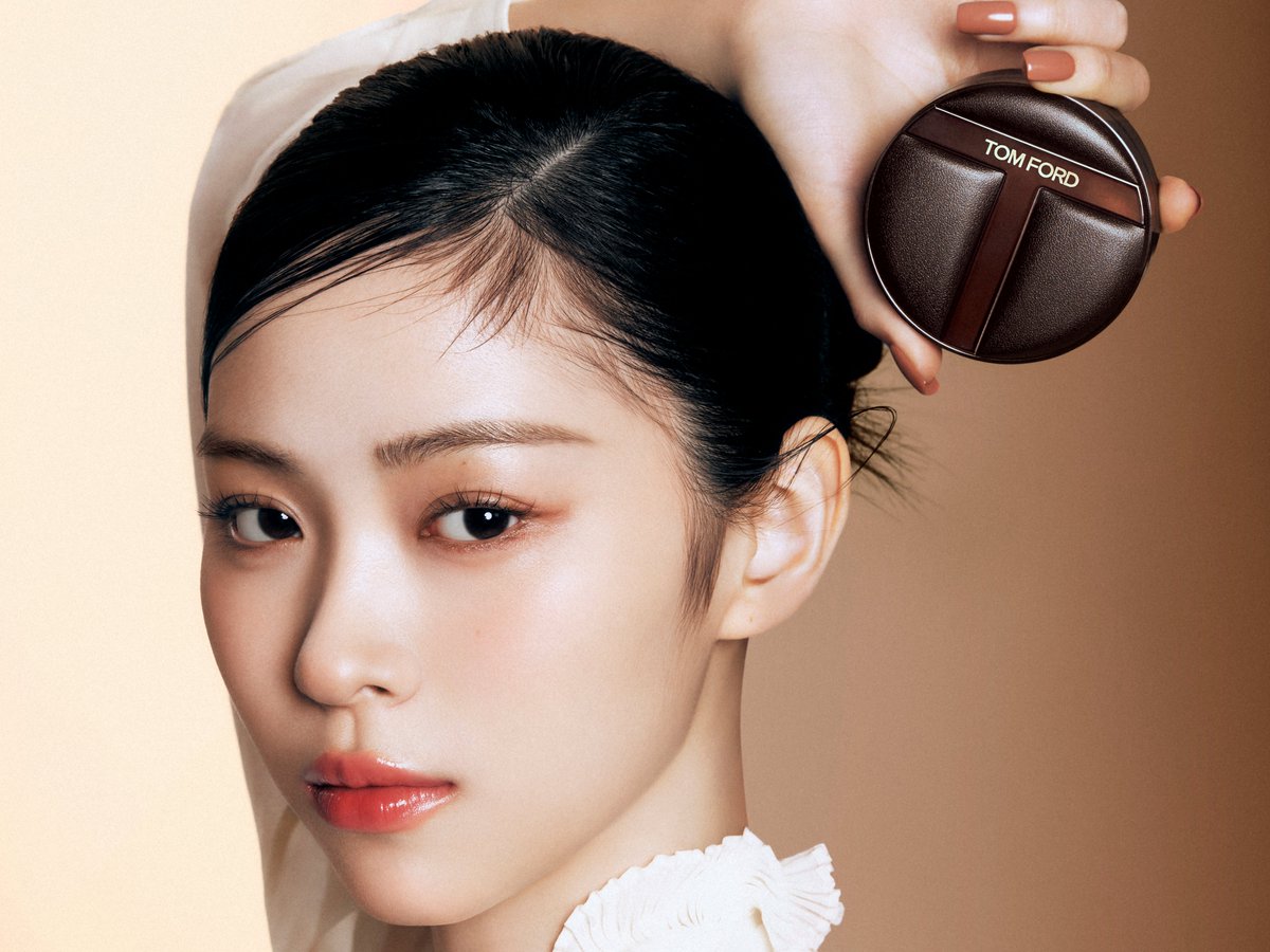 【本日発売】

美肌だけでなく、顔の「造形美」まで整える、トムフォードの新クッションファンデーションが登場。
独自のソフトフォーカス仕上げで、肌のノイズを取り除いた端正な肌を叶え、ファンデでありながらも目鼻立ちの美しさを際立たせます。

長時間うるおいに満ちた肌に導くとともに、
SPF40,