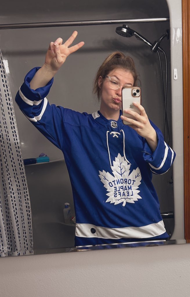 jillianknudson's tweet photo. Round ✌🏼 #leafsforever https://t.co/OZJW196vjM