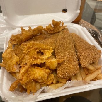 GeorgeRileyPan's tweet photo. Ordered takeout tonight. Got the fried catfish from JJs Fish &amp; Chicken, it is A+. Mom paid for it but I had to borrow her car &amp; pick it up. I have a lot of catfish tenders bet on clips tn 🤞🏿! https://t.co/LZtAEqaAsv