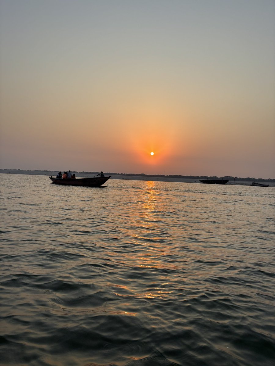 TaroChill's tweet photo. I visited the Ganges River in Varanasi — a sacred place for many Indians.
The river was just as beautiful and powerful as I had imagined.
#Varanasi #Ganges #Japanese #ChillSalaryman https://t.co/bUwwjCpLHJ
