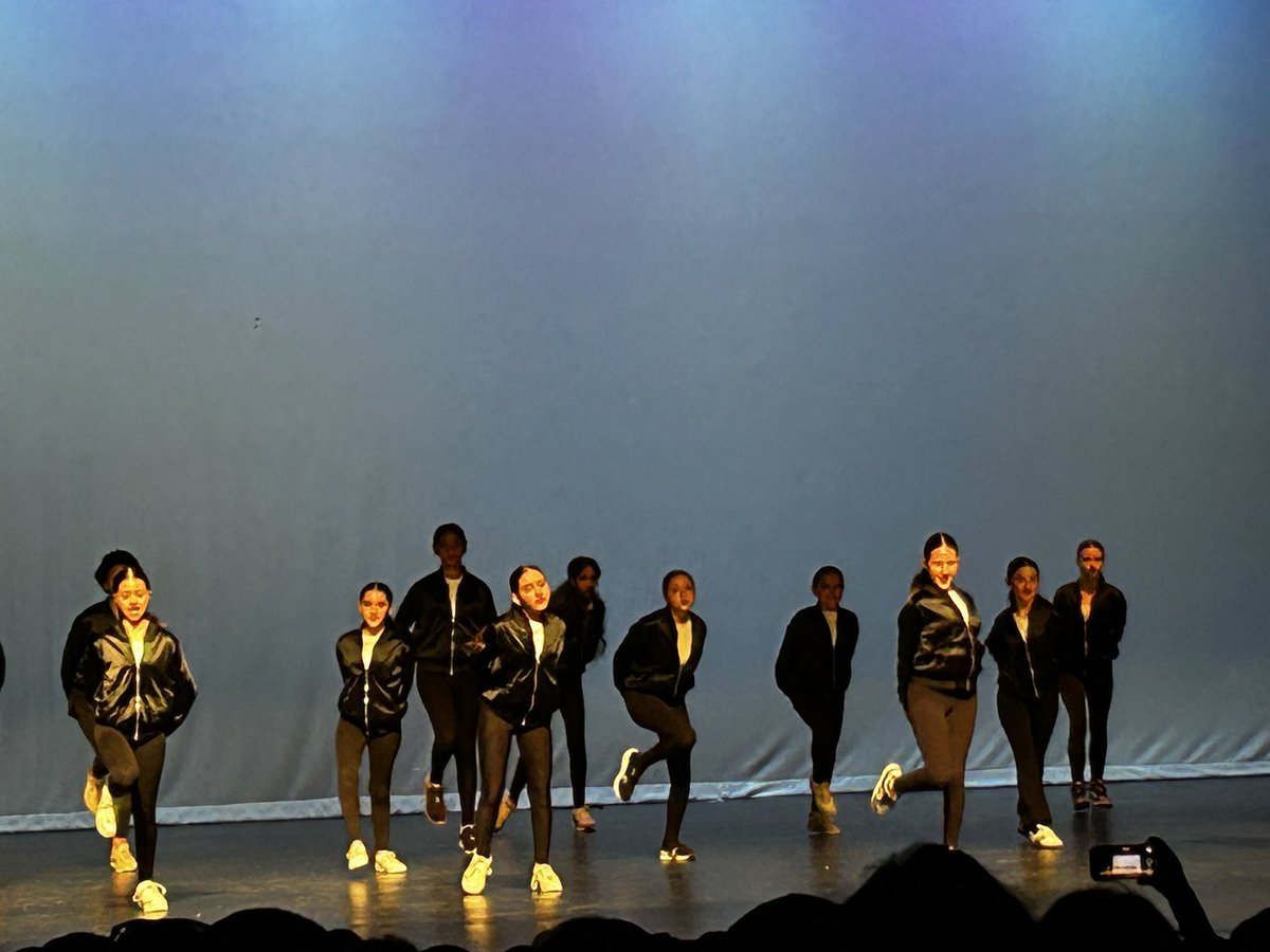 MrGSkyhawk's tweet photo. Happy to cheer ๐๐ on so many talented Skyhawks ๐ #SpringShow๐๐บ #SkyhawkPride๐๐ #VHawks๐ https://t.co/xxn83vQj5o