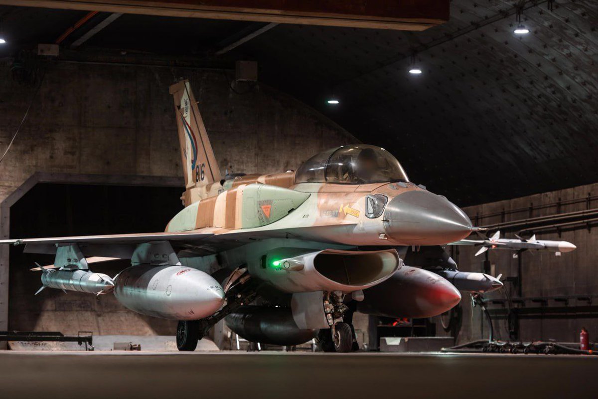 Israeli Air Force jets struck Sunni militant positions near the presidential palace in Damascus tonight .