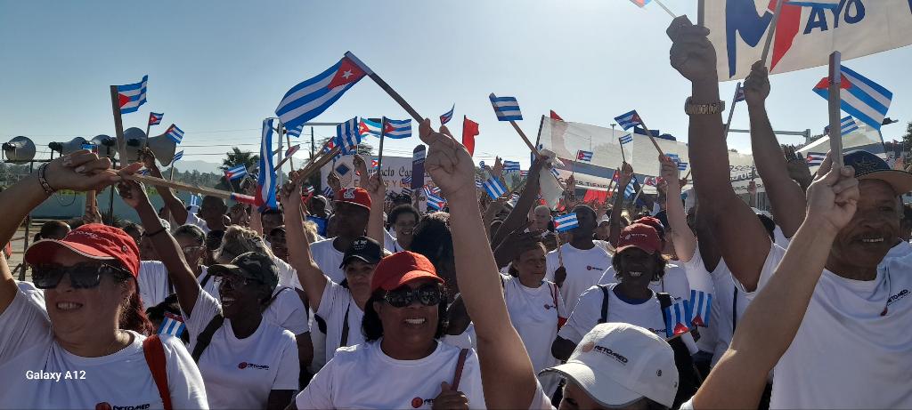 #1Mayo desfile de alegría y masiva los trabajadores de <a href="/emretomed/">RETOMED</a> afirmar una vez más que #CubaViveYTrabaja 
<a href="/GelectCuba/">Gelect</a> 
<a href="/JulioNavar85841/">Julio Navarro Díaz</a> 
<a href="/MindusIndustria/">Ministerio de Industrias de Cuba</a> 
#SantiagoDeCuba