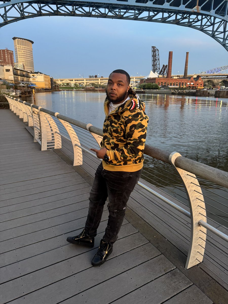 yrnjayx's tweet photo. Show me sum love 1t https://t.co/28obVPf08f
