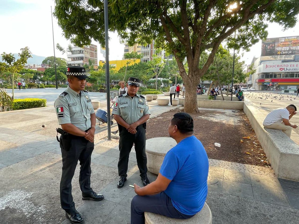 En diversos municipios de #Chiapas, integrantes de la #GuardiaNacional realizan recorridos preventivos y actividades de proximidad social con el fin de brindar seguridad a la ciudadanía, además de proporcionar el número de atención ciudadana 088. Somos #GuardianesDeLaSoberanía
