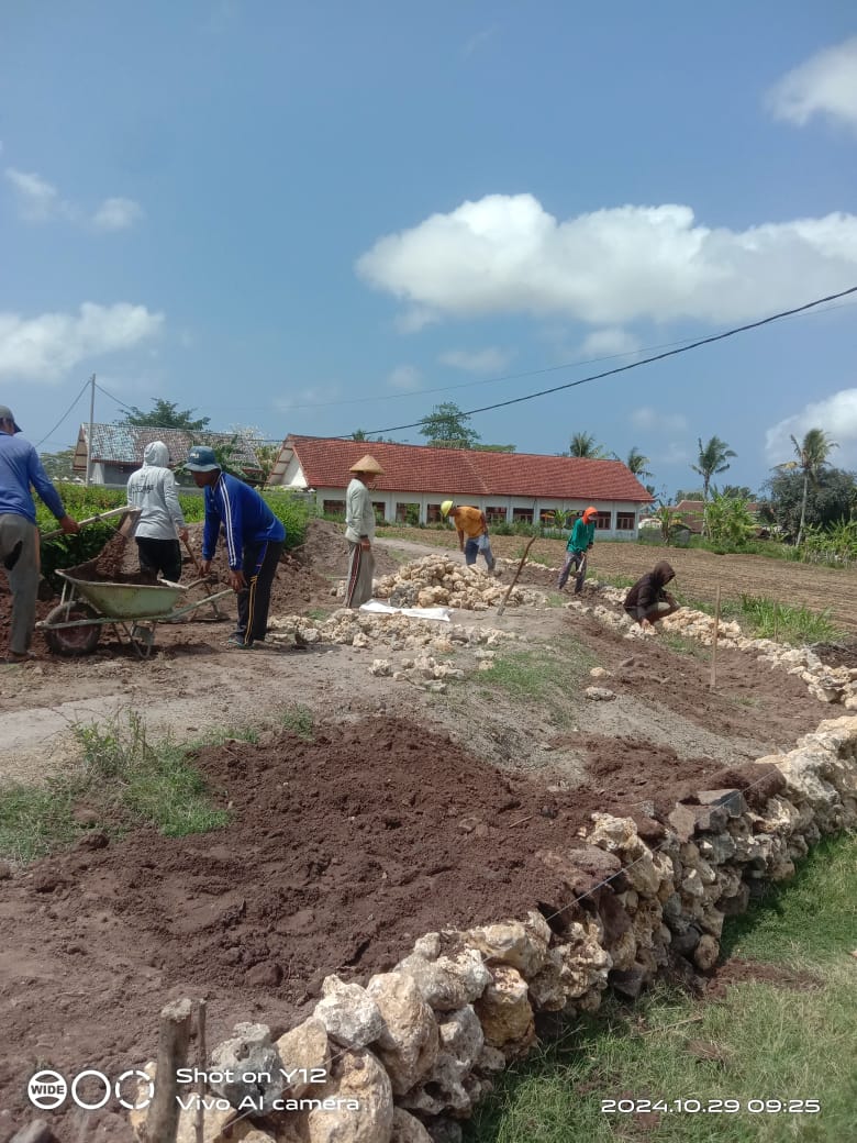 Denny_blt's tweet image. Sinergi &amp;amp; koordinasi lintas sektor di embung desa tgl 2 April 2025 antara Pemerintah Desa #Purworejo , Kec #Wates Kab #Blitar dgn #Koramil Wates &amp;amp; PolSek Wates beserta warga desa  sgt diperlukan dlm menjalankan program ketahanan pangan yg dicanangkan oleh Bapak Presiden @prabowo