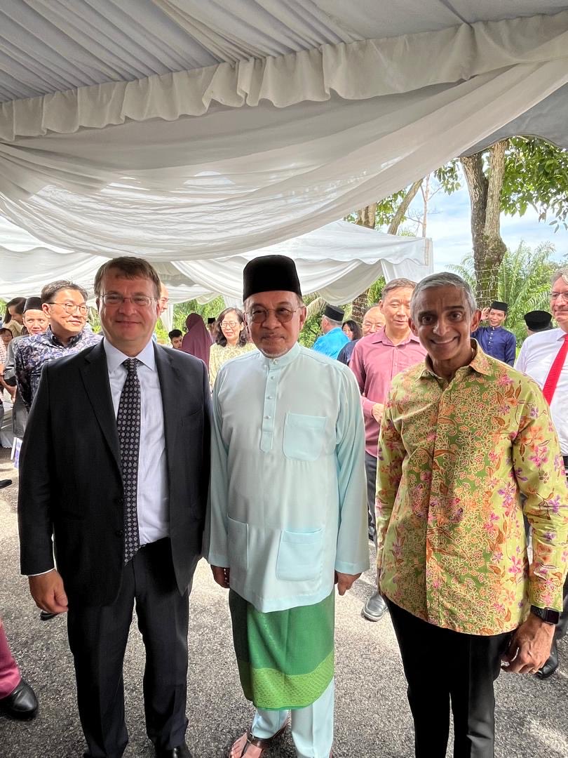 usembassykl's tweet photo. Ambassador Kagan and U.S. Embassy colleagues were honored to celebrate Hari Raya at festive open houses with friends and partners from government, civil society, academia, and the media. Thank you for the warm hospitality, joyful gatherings, and the sumptuous spread—from ketupat to cendol! Your generosity made the season truly special. 🌙✨ #USMYSamaSama