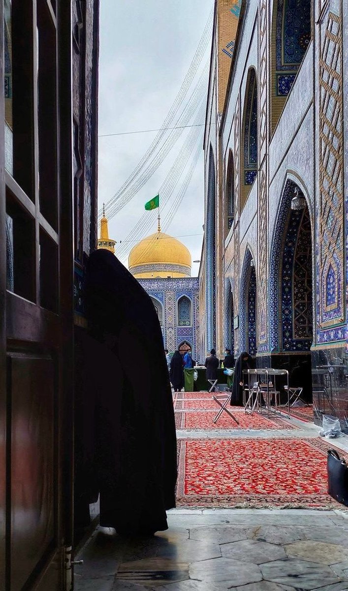 بابارضا..!
سکوت کنجِ ضریحت ، چه عالمی دارد
مرا ببر به همان عالمی که می‌دانی
#هشتمین_خورشید
#ایران_امام_رضا