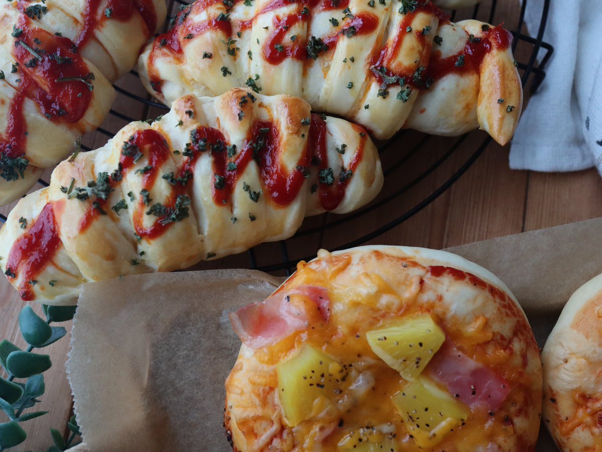 パイナップルとベーコンのピザ風パンとウインナーパン焼けました♡
#手作りパン