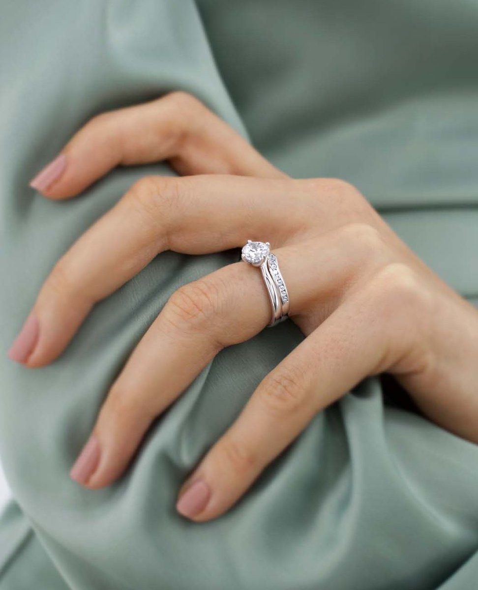The Annora ring’s compass setting allows your diamond to radiate light from every angle, creating a luxurious reflection of your love!

🔗 bit.ly/3sEa5tE
📧 hello@lilyarkwright.com ⁠
📞+44 (0) 161 537 6773