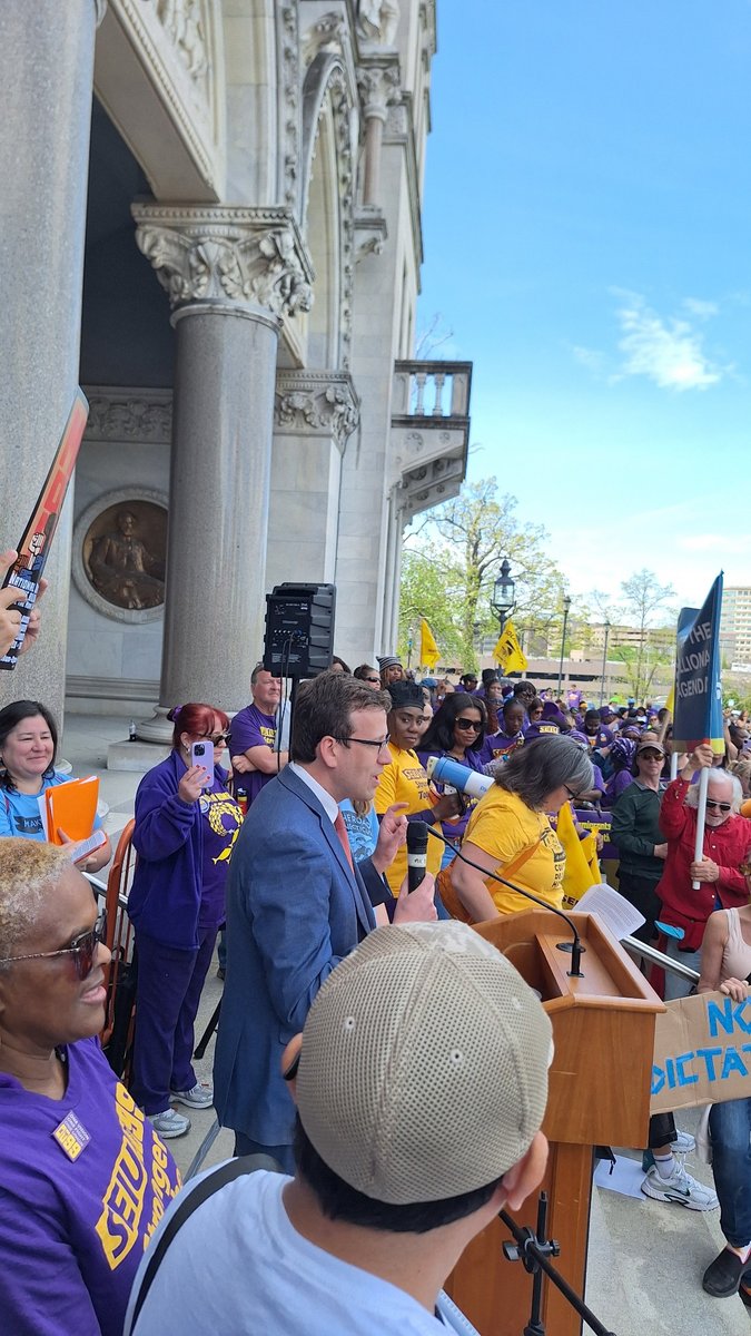 jayoung3292's tweet photo. Thank you #StateSenator @MattLesser βοΈ #MayDay2025 #MaydayProtest #SaveDemocracy #Resist https://t.co/8ca2wT3Gtm
