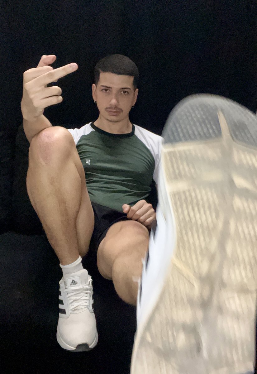 O dedo erguido é minha assinatura; submissos sabem exatamente o que significa.