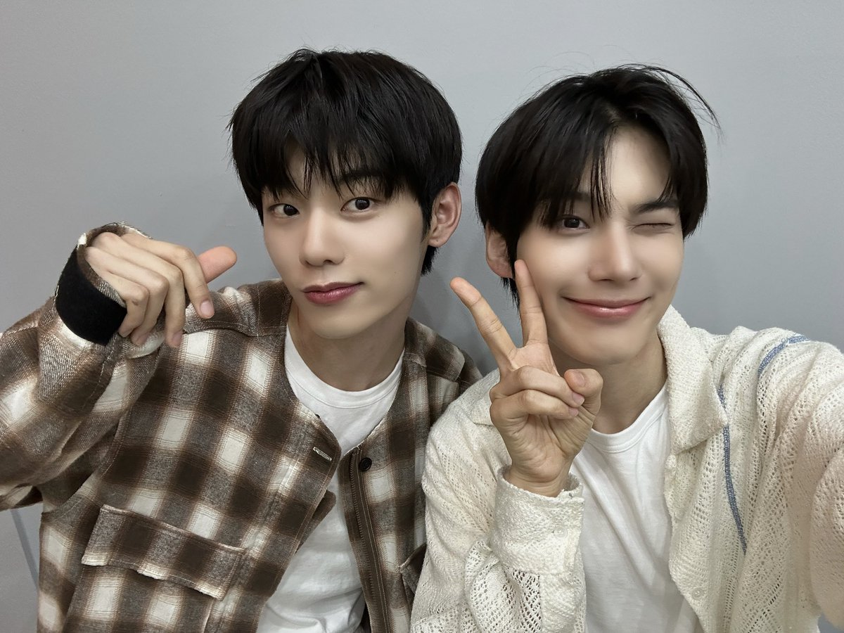 jeongbinfess's tweet photo. My parents 💚🩵 jhb! https://t.co/IWQtOP2hBZ