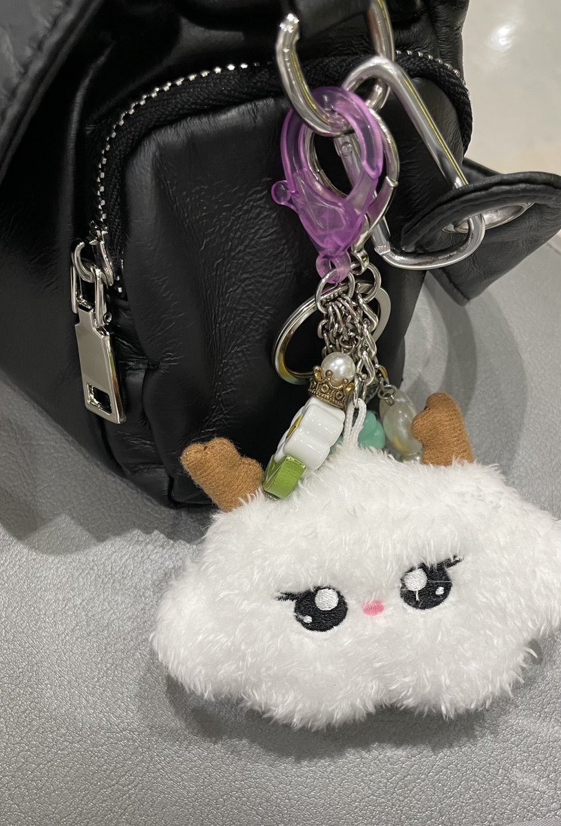 Bell1247306's tweet photo. バッグ新しいのにしたからGUSMIつけたらいい感じ🫶🏻☁️🦌
너무 귀여워🩷

 #LimYoonA  #임윤아  #GUSMI https://t.co/Gr3iS4a6rM