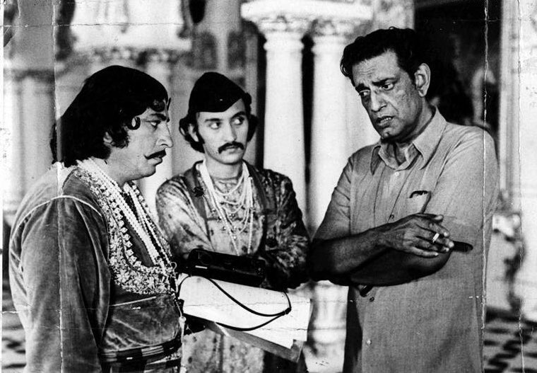 FilmHistoryPic's tweet photo. Satyajit Ray born on this day.

see here with Victor Bannerjee and Amjad Khan during the shoot of Shatranj Ke Khiladi (1977) https://t.co/CDeXKC2gtt