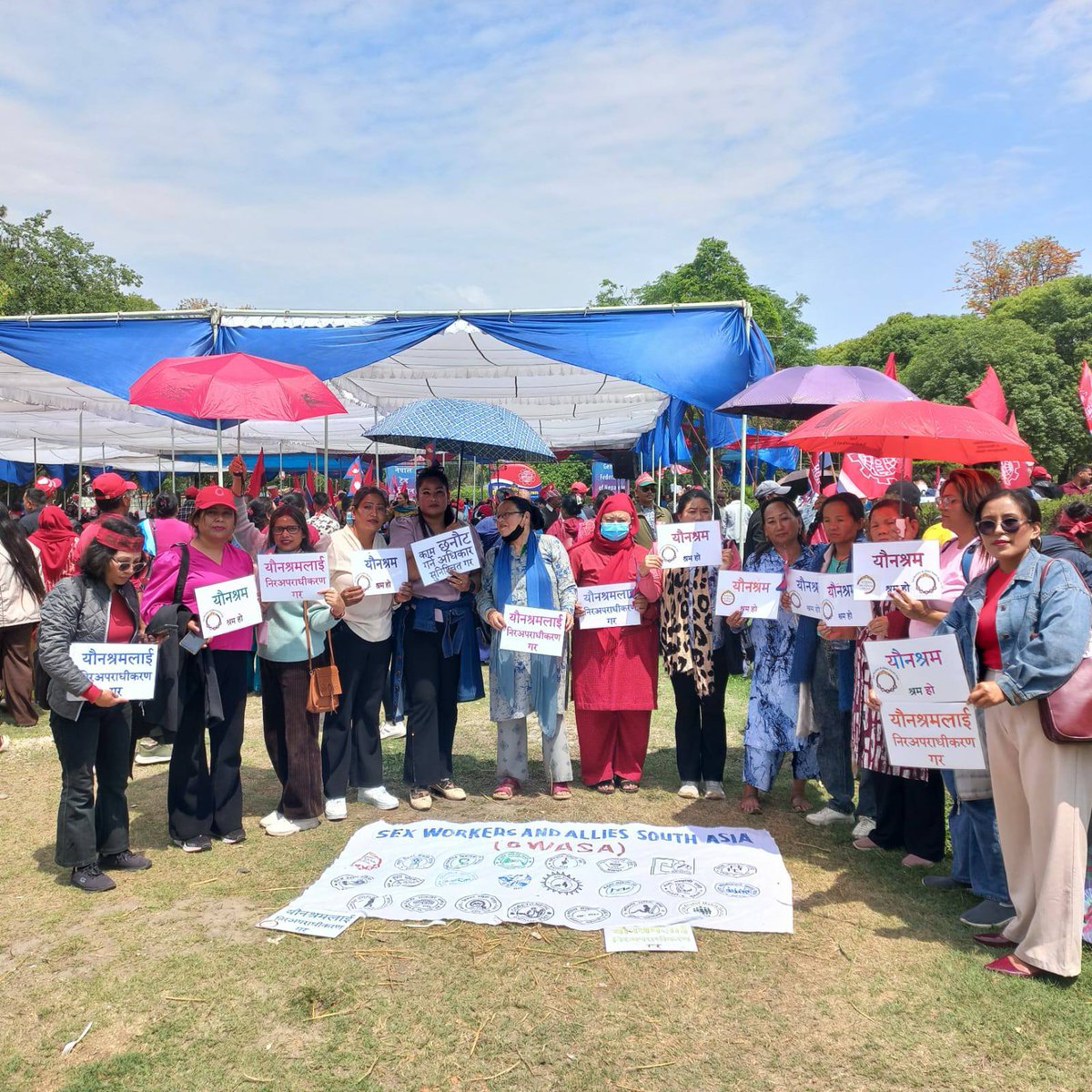 १३६ औं अन्तर्राष्ट्रिय श्रमिक दिवसको अवसरमा आज JTUCC लगायतका संघसंस्थाहरुको संयुक्तरूपमा आयोजित र्यालीमा "यौनश्रमलाई श्रमको रुपमा स्थापित गर्ने अभियानमा हामी स्वासाका टिम।
#decriminalizesexwork #sexworkrightsmovement #swasamovement