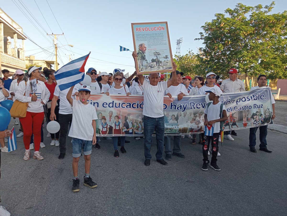 Mavis Perez Pino (@mavispino) on Twitter photo Con la presencia del Dr Fidel Castro Smirnov y su tropa de paracaidistas se rinde homenaje #UnSaltoPorFidel al 25 aniversario del concepto Revolución,una vez más abriendo el desfile del #1deMayo en tierras avileñas #PorCubaJuntoCreamos #FidelPorSiempre <a href="/DiazCanelB/">Miguel Díaz-Canel Bermúdez</a> <a href="/JHGcasanova/">julio Heriberto Gómez Casanova</a> Con la presencia del Dr Fidel Castro Smirnov y su tropa de paracaidistas se rinde homenaje #UnSaltoPorFidel al 25 aniversario del concepto Revolución,una vez más abriendo el desfile del #1deMayo en tierras avileñas #PorCubaJuntoCreamos #FidelPorSiempre <a href="/DiazCanelB/">Miguel Díaz-Canel Bermúdez</a> <a href="/JHGcasanova/">julio Heriberto Gómez Casanova</a>