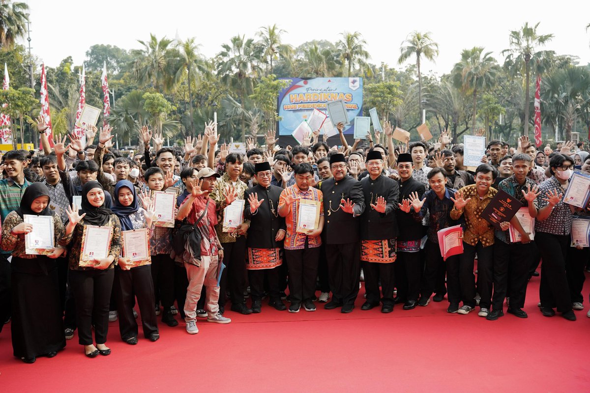 Di Hari Pendidikan ini, sudah ada 488 ijazah yang kami putihkan, setelah selama ini tertahan di sekolah-sekolah Jakarta. 

InsyaAllah kita bisa terus menjalankan program ini agar penerima bisa melamar pekerjaan di kemudian hari dan menjadi lebih produktif.
