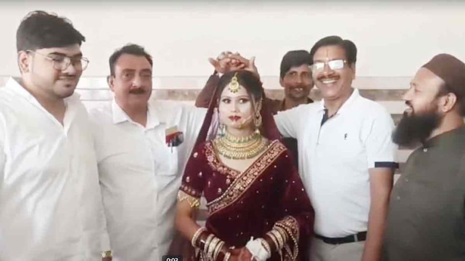 ये कहानी है सफ़दर नवाज़ और गौतम की . गौतम सफ़दर नवाज़ के गोदाम में काम करते थे 

गौतम की एक बेटी है राखी . राखी गौतम को पापा कहती और सफ़दर नवाज़ को बड़े पापा. 

जहाँ एक तरफ़ देश का गोदी मीडिया नफ़रत फैलाता है वही इंसानियत की जबरदस्त मिसाल सुनिए 

गौतम अपनी बड़ी बेटी की शादी को