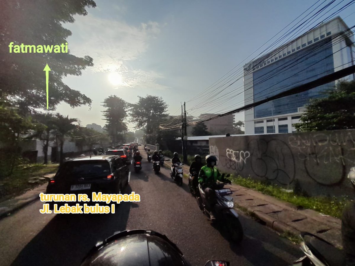 setiap pagi di hari kerja, mohon ditempatkan petugas <a href="/dishubjakarta/">Dinas Perhubungan DKI Jakarta</a> <a href="/TMCPoldaMetro/">TMC Polda Metro Jaya</a> di dpn rs. mayapada jl. lebak bulus 1 jaksel, yg jaga sekarang ini scurity gedung, jd mengutamakan yg keluar masuk gedung, yg di jalan raya jd mampet, bisa 30 menit utk jarak 1km <a href="/RadioElshinta/">Radio Elshinta</a>
