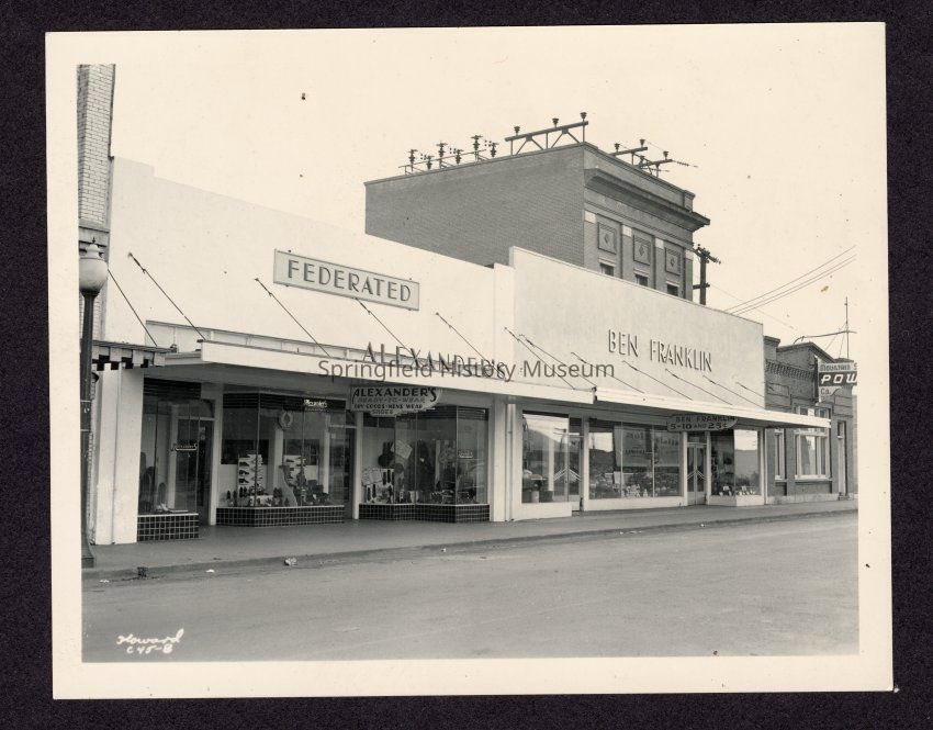 #TBT to the mid-1940s on Main Street between 5th &amp; 6th in downtown Springfield. You can see the old Alexander’s and what’s now the Springfield History Museum in the background.
📷: Courtesy of the History Museum’s collection.
#SpringfieldOR #ThrowbackThursday