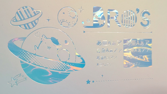 【おすすめの仕様のご紹介】
メランコリーにベルベットPP加工を施しますと、 PPの性質により光の屈折率が変わるため、水色の用紙がパール感のある白色に見えるようになります✨
その上から透明の箔押しをすると、箔押部分だけ光が透過して、もう一度、用紙の水色が現れるという効果が得られます。