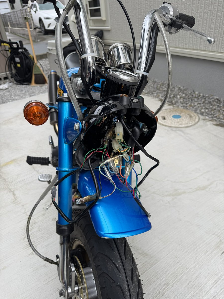 mon__monkey's tweet image. メーター交換始めたものの、雨強くなってきたし、スピードメーターのケーブルは短くて届かないしで今日は終了😩
とりあえず電源だけ繋いだけど、このズレ…どうにかならないもんか？🤔