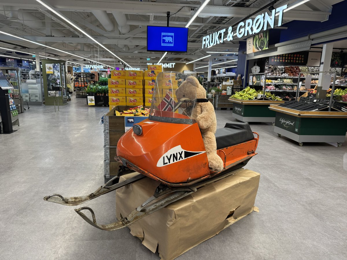 スヴァールバル諸島の物価。

ロングイェールビーンには1軒スーパーがある。
コープがやっていて、結構広いしお土産も買える。

スヴァールバル諸島は税金が掛からないけど、
離島故に輸送費などのコストがかかるので、
全体的に割高になる。

わざわざ食材買う事はないと思うけど、