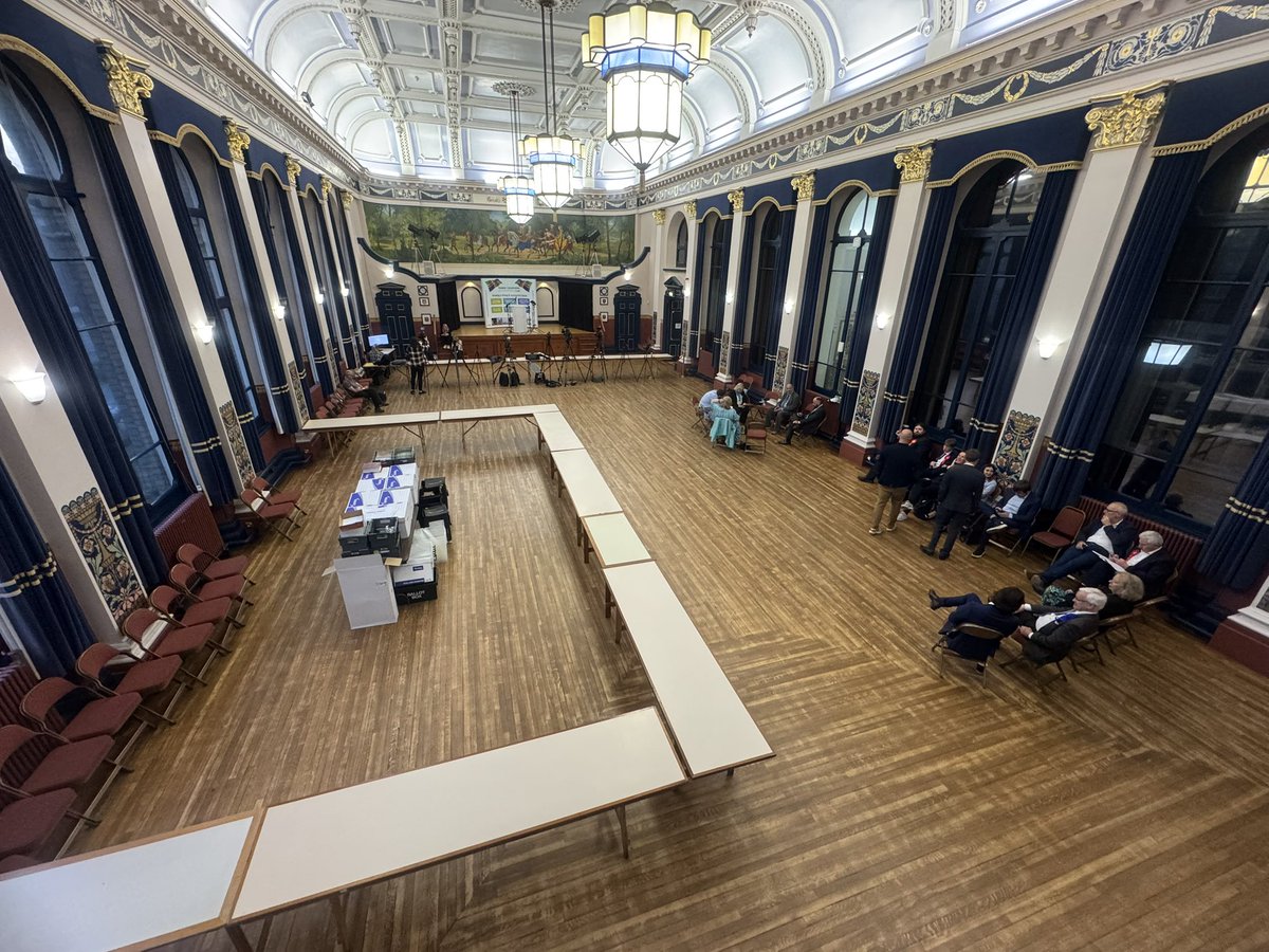 Things looking considerably more sparse here at Grimsby Town Hall, as we continue to wait for the Greater Lincolnshire Mayoral declaration.