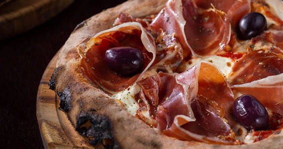LEME12's tweet photo. @bronzeagegirl Aaah eu conheço! É uma com as toalinhas xadrez bem estilo italiano, não lembrava que era tao caro! 

De SP é la braciera, são pizzas desse estilo (mas refletindo, esses sabores passam de 100) https://t.co/GW0nrEMRKj