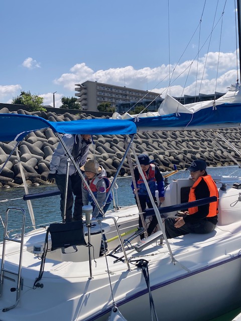 AokiYachts's tweet photo. 田尻マリーナのオーナー様にご協力頂き、田尻町子供会と国際センター留学生、合計３３名を体験セーリングにご招待しました。
青空と風に恵まれてよかったですね！
#ヨット #船 #海 #大阪 #青木ヨット #ボート #イベント #田尻 #クルージング #海遊び https://t.co/mwQmiP7ho3