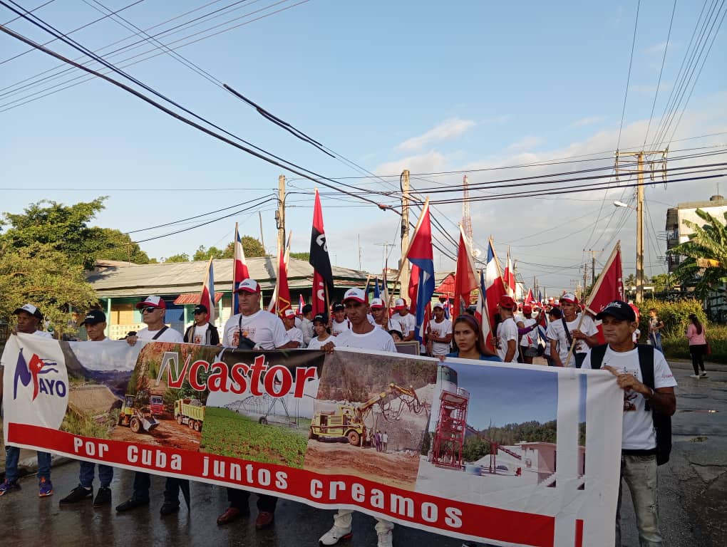 Juntos creemos, porque unidos hacemos Cuba, así marchan los trabajadores de la #ECOI6 este 1ro de mayo. #VivaCubaLibre
