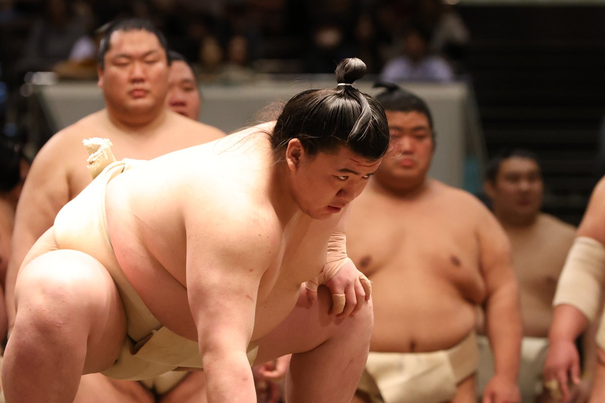 稽古総見＞ 白まわしは関取の証。 新十両3名の白まわし姿。 宮乃風 