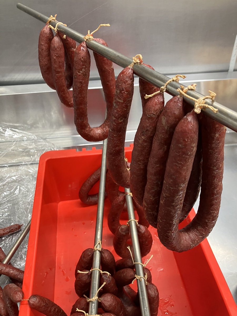 ビーフジャーキーソーセージ

ツーリングのお供に！（コーヒーと）
キャンプでナイフで少しずつ切って
（お酒と）チビチビやってGW楽しんで下さい。（新発売）