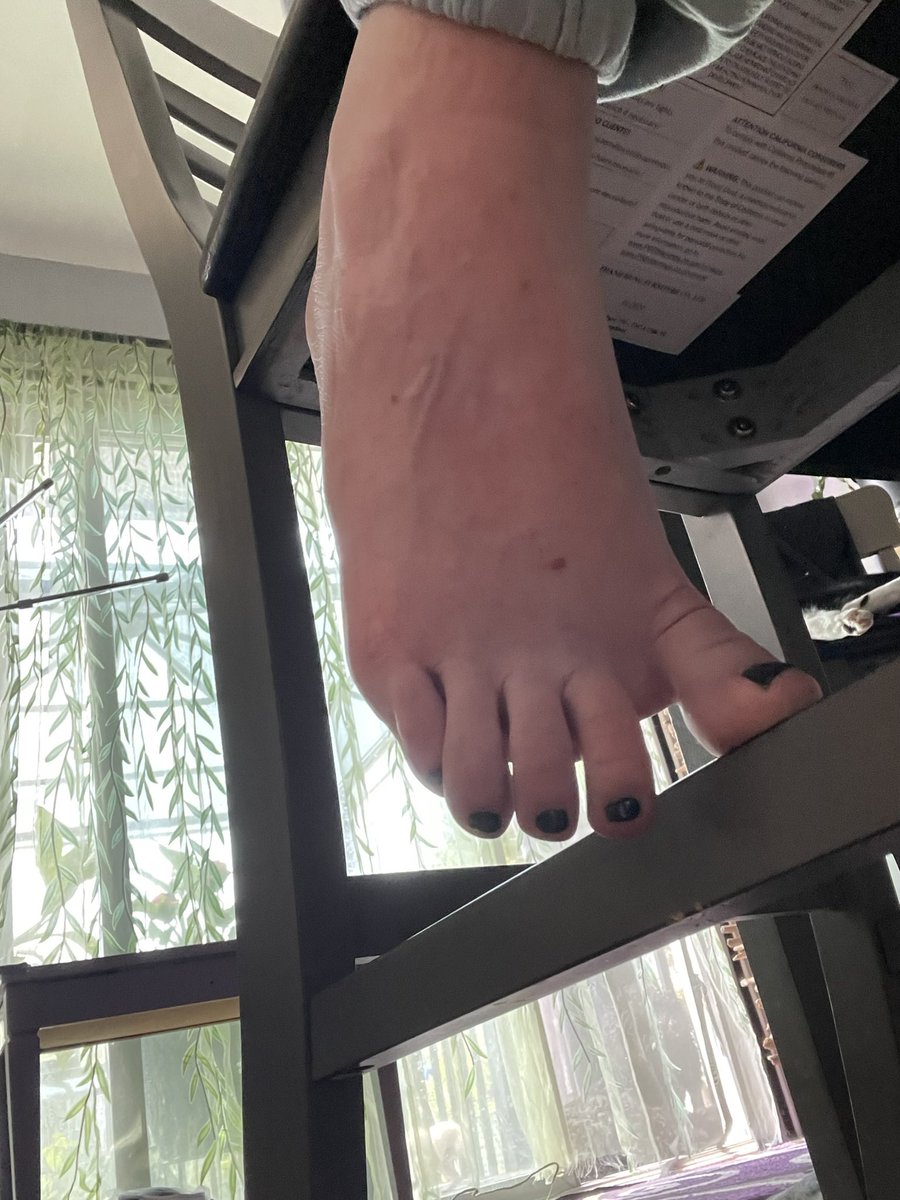 Who likes #toes in action? 

Even some kitty #toebeans in the background!! Hahaha! 

#feetworshi̇p #feet #footfetısh #IttyBittyPiddies #freckledfeet #smalltoes #cutefeet #polishedtoes #palefeet #higharch #ginger #pinktoes #bigtoe