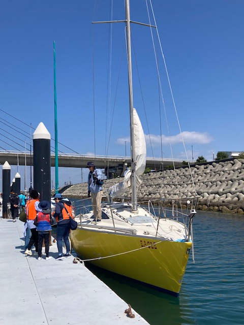 AokiYachts's tweet photo. 田尻マリーナのオーナー様にご協力頂き、田尻町子供会と国際センター留学生、合計３３名を体験セーリングにご招待しました。
青空と風に恵まれてよかったですね！
#ヨット #船 #海 #大阪 #青木ヨット #ボート #イベント #田尻 #クルージング #海遊び https://t.co/mwQmiP7ho3