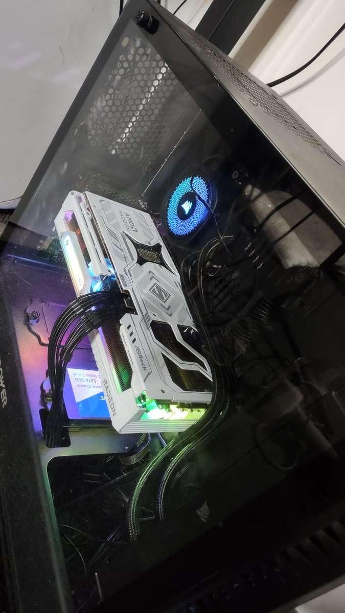 I warned you about my lack of cable management! <a href="/Driggsy_/">Driggsy</a>