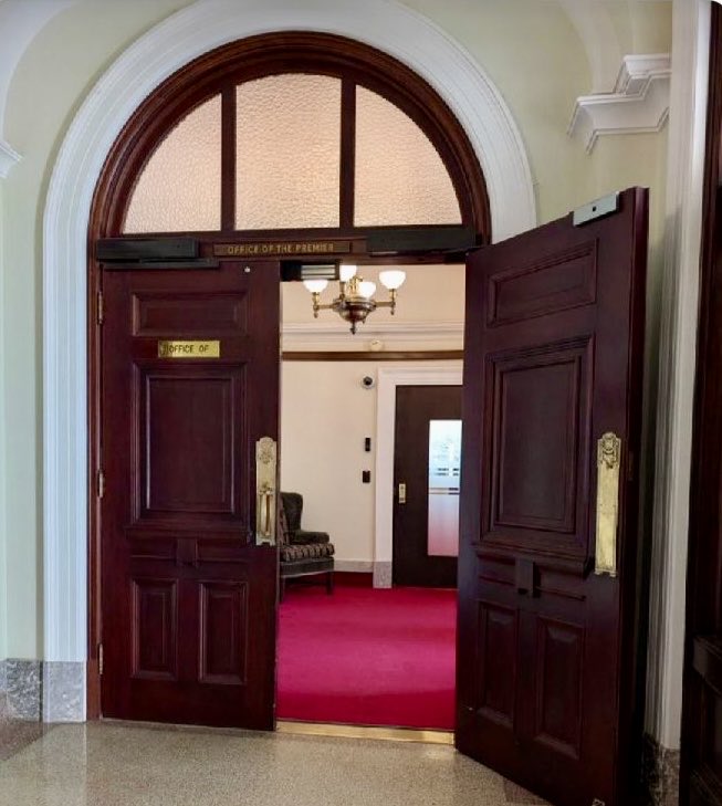 LukaszukAB's tweet photo. How do you like Danielle Smith’s new $250,000 red carpet?

Yes, you read it correctly, her new office rug cost Alberta taxpayers $250,000.

Now, let’s talk about fiscal conservatism and entitlement.

#ableg https://t.co/WzN6chJs1Q