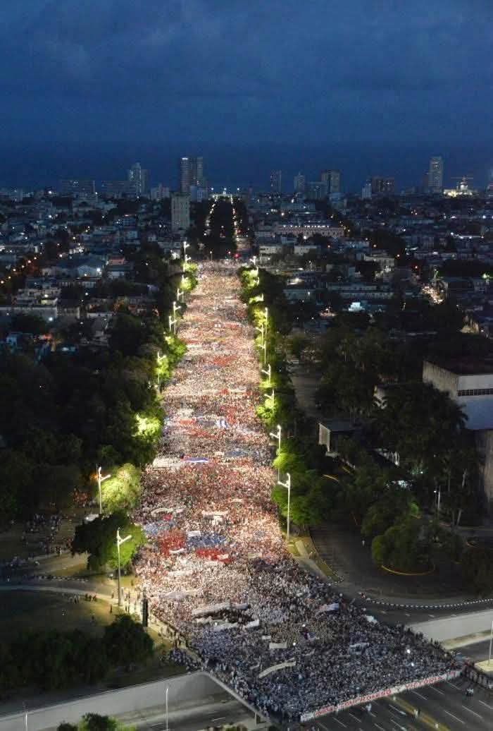 #PrimeroDeMayo, impresionante desfile.  Quién dijo que todo está perdido, yo vengo a ofrecer mi corazón.