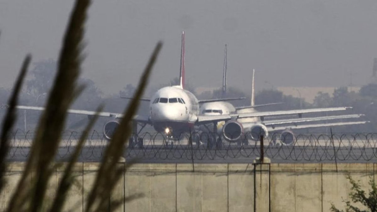 amitkumarjha079's tweet photo. Three flights diverted, over 100 delayed due to inclement weather in Delhi #Rain #DelhiCapitals #delhirain #DelhiWeather https://t.co/zsSjoPoGKz