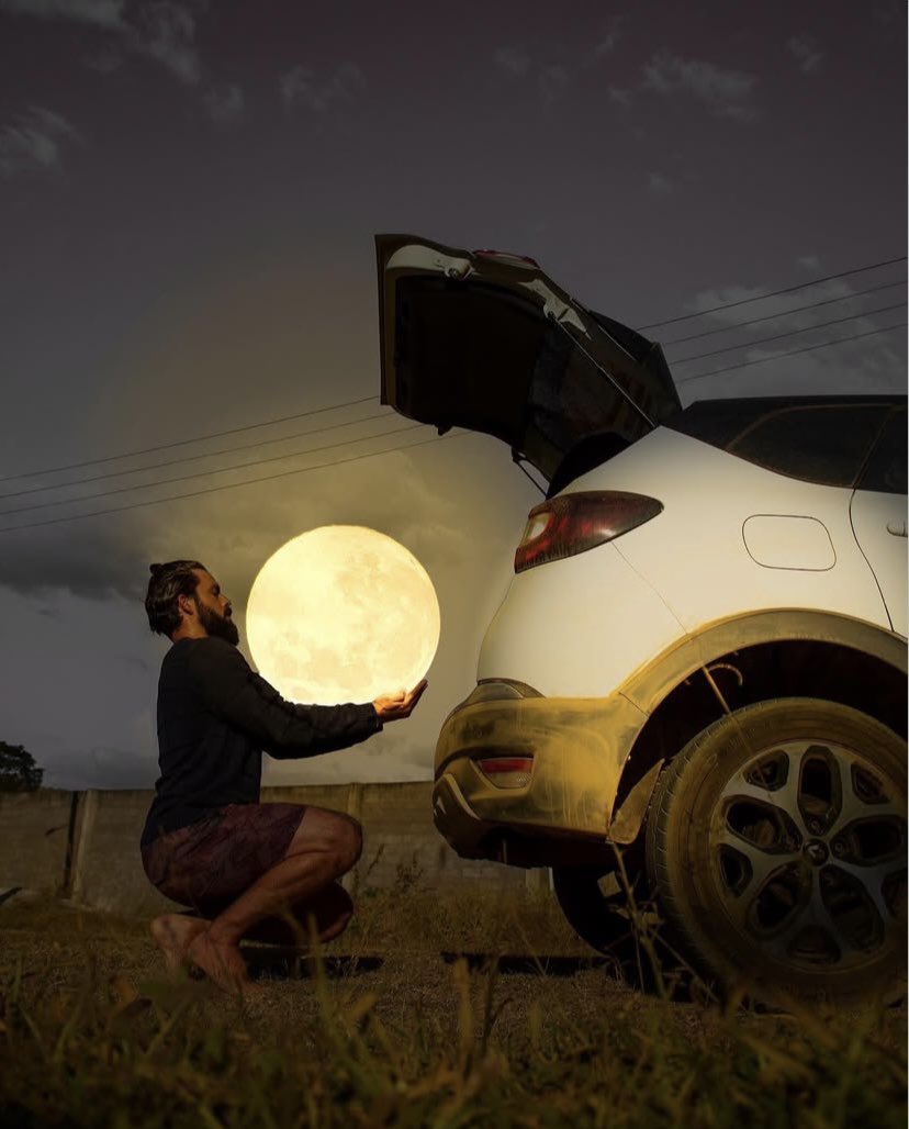 Biz_thoughtss's tweet image. Brazilian photographer Daniel Antoniol created a playful photo series where he appears to steal the moon, using clever angles and digital techniques.
#BizThoughts #Motivation #Wisdom