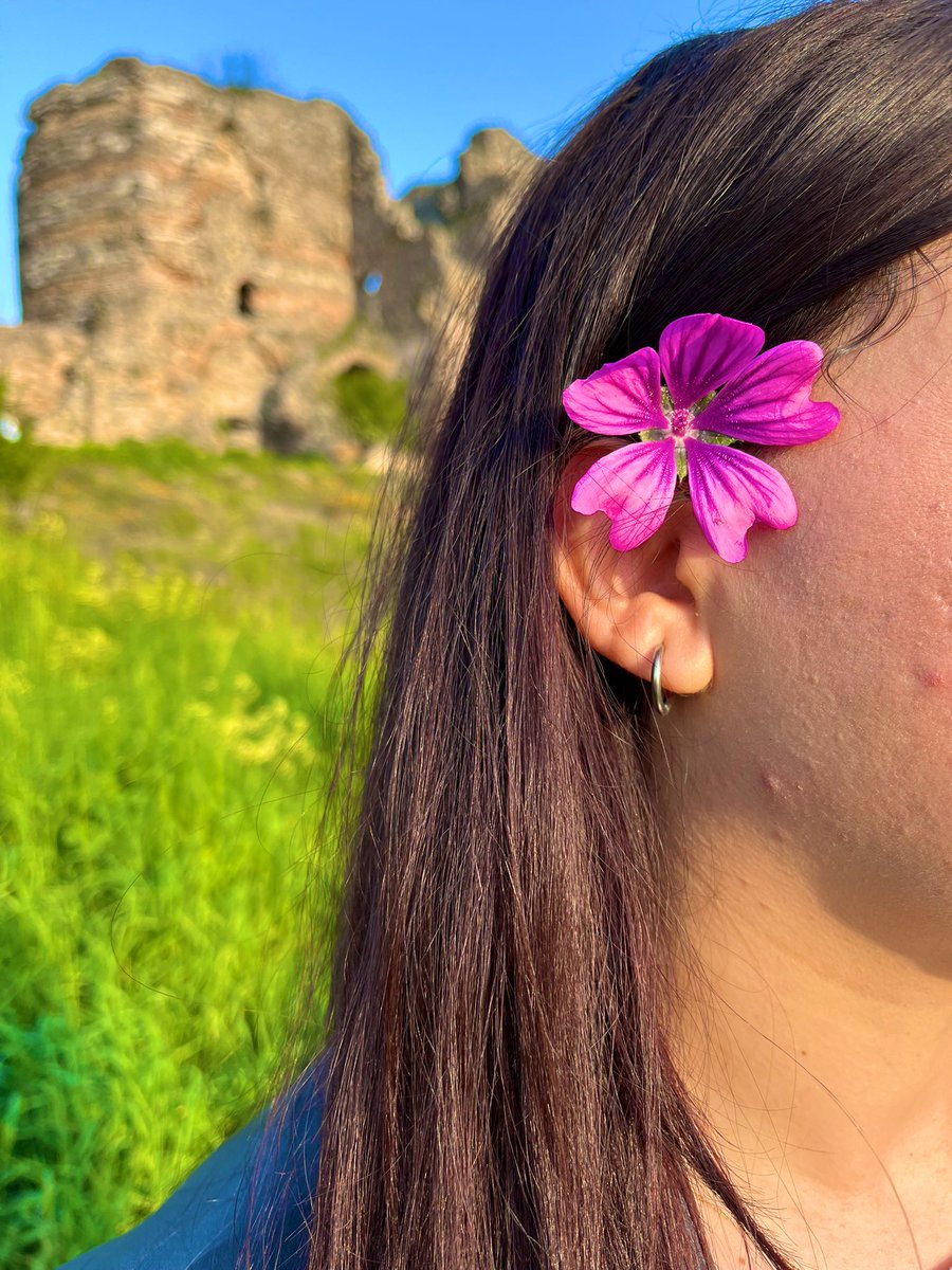 Bir çiçekle bahar olmaz , ama
 Her bahar bir  çiçekle başlar 🌸